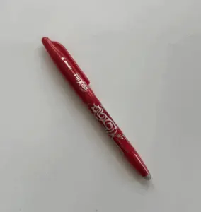 Bolígrafo borrable rojo para telas, diseñado para marcar con precisión y eliminar las líneas fácilmente mediante fricción o calor, ideal para costura, patchwork y trabajos de confección.