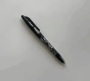Bolígrafo borrable negro para telas, diseñado para marcar con precisión y eliminar las líneas fácilmente mediante fricción o calor, ideal para costura, patchwork y trabajos de confección.