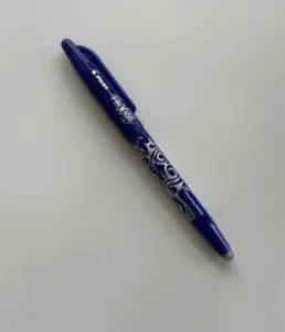Bolígrafo borrable azul para telas, diseñado para marcar patrones y guías de costura que se eliminan fácilmente sin dejar residuos.