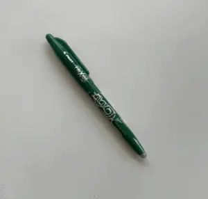 Bolígrafo borrable verde para telas, diseñado para marcar con precisión y eliminar las líneas fácilmente mediante fricción o calor, ideal para costura, patchwork, bordado y trabajos de confección.